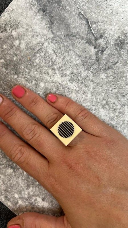 Anillo de plata 1ª ley con resina blanca