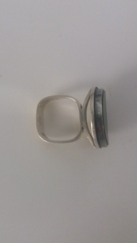 8867 Anillo macizo en plata de ley envejecida y piedra Jade