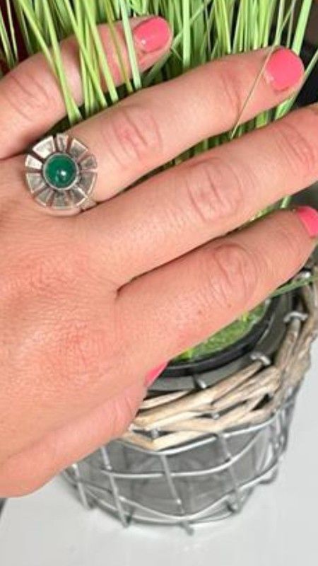 Anillo rústico de plata para mujer con piedra Jade