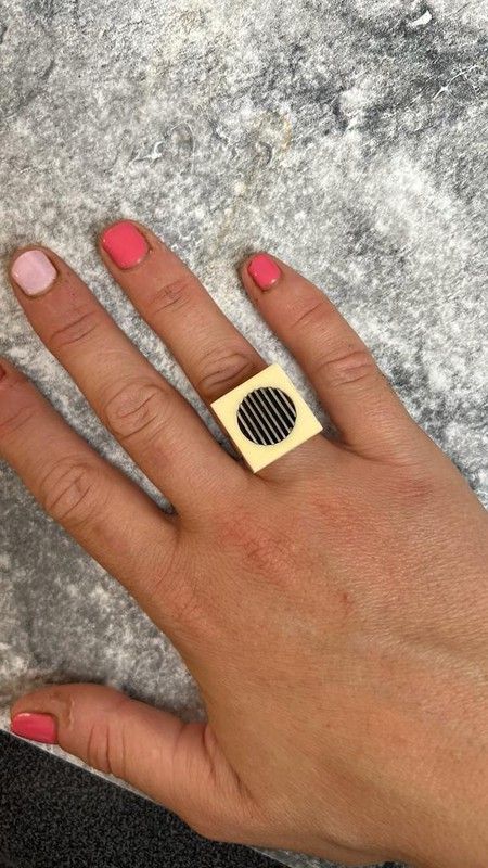 Anillo de plata 1ª ley con resina blanca