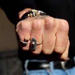 SR031X Anillo Plata de Palo dos calavera modelo Rif en plata de 1ª ley 925, cuero y bronce