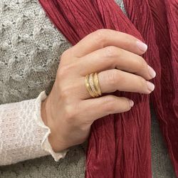 WR099G Anillo Plata de Palo mujer de bronce chapado en oro con circonitas blancas creando una pieza con diseño único que atraerá todas las miradas