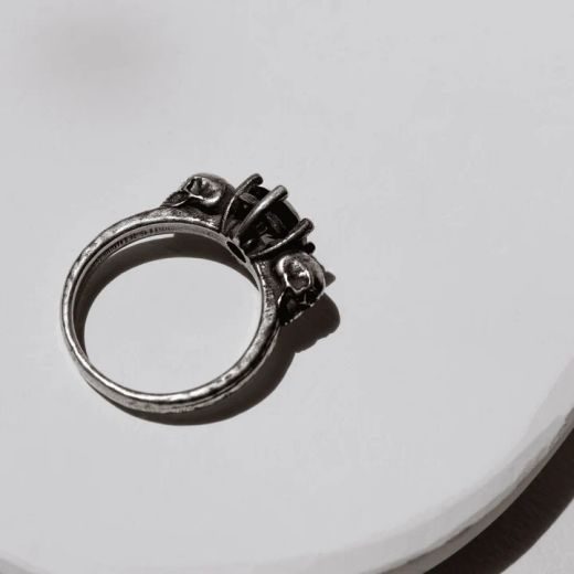 SR026X Anillo Plata de Palo mujer de dos calaveras en plata y piedra granate