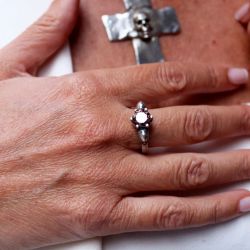 SR026X Anillo Plata de Palo mujer de dos calaveras en plata y piedra granate