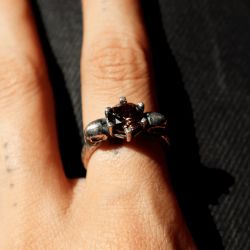 SR026X Anillo Plata de Palo mujer de dos calaveras en plata y piedra granate
