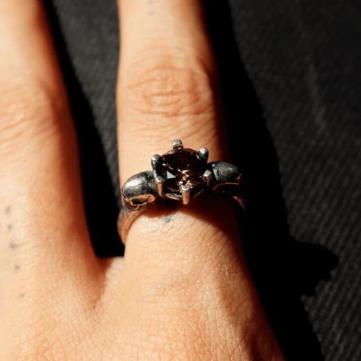 SR026X Anillo Plata de Palo mujer de dos calaveras en plata y piedra granate