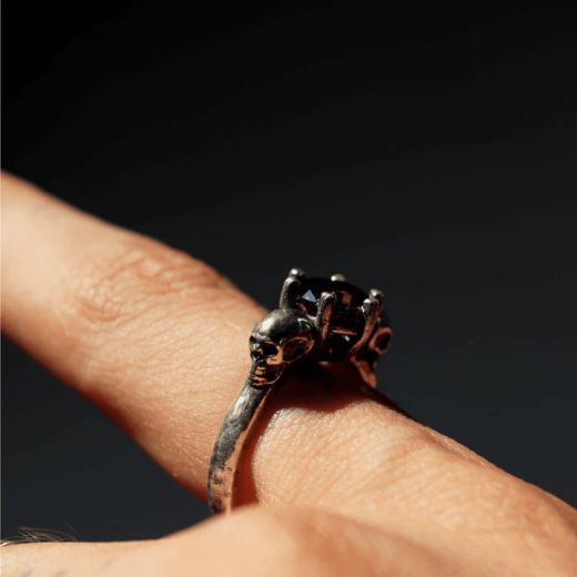 SR026X Anillo Plata de Palo mujer de dos calaveras en plata y piedra granate