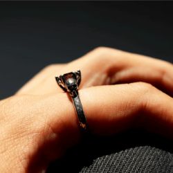 SR026X Anillo Plata de Palo mujer de dos calaveras en plata y piedra granate