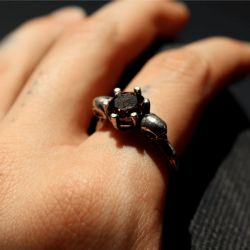 SR026X Anillo Plata de Palo mujer de dos calaveras en plata y piedra granate