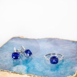 Anillo de oro 18k blanco con zafiro azul natural  01-001039