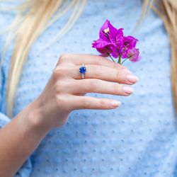 Anillo de oro 18k blanco con zafiro azul natural  01-001039