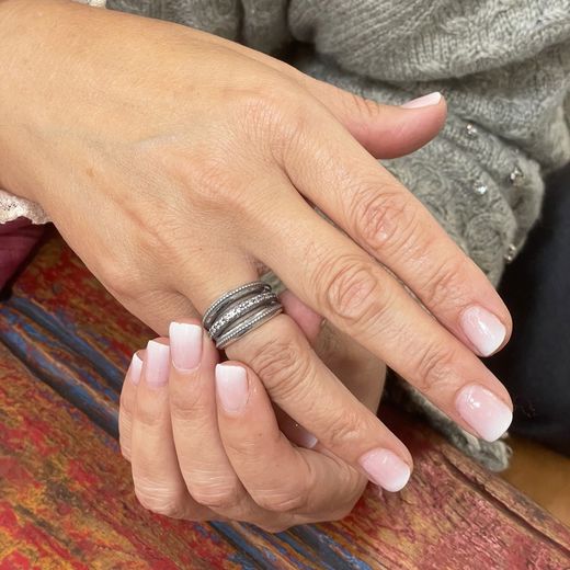 WR099X Anillo Plata de Palo mujer de Plata 925 elaborado a mano con tres aros en plata de 1ª ley 925, destacando el aro central adornado con relucientes circonitas blancas