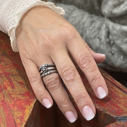 WR103X Anillo Plata de Palo mujer de Plata 925 con circonitas blancas y circonita central marrón anillo elaborado artesanalmente con tres aros de Plata 925