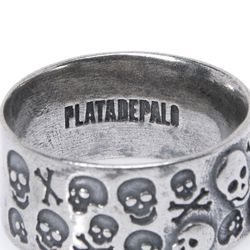 SR019X Anillo Plata de Palo de plata con grabados de calavera este anillo es la combinación perfecta de estilo y rebeldía