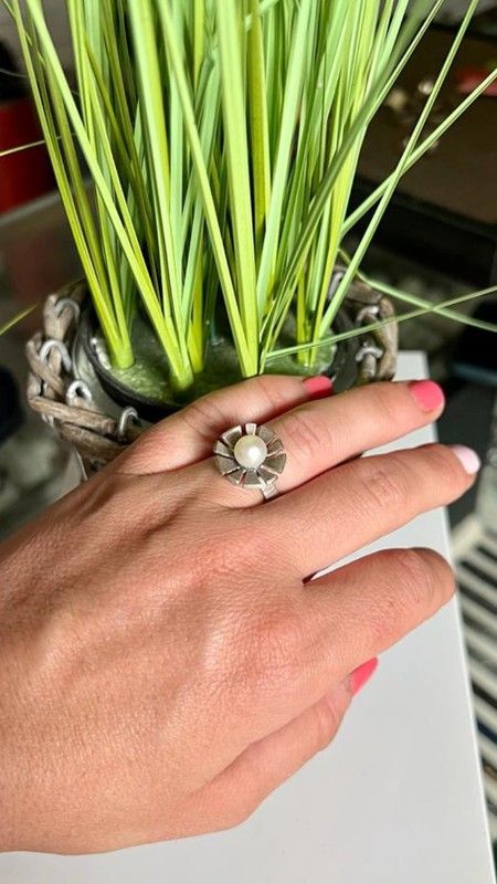 Anillo de plata estilo rústico con perla cultivada
