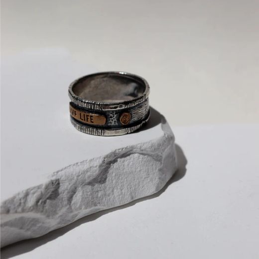 MR026X Anillo Plata de Palo hombre de plata y placa de bronce Live Life