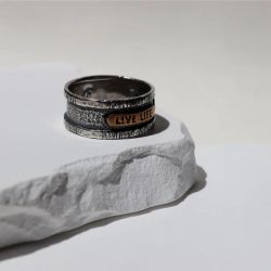 MR026X Anillo Plata de Palo hombre de plata y placa de bronce Live Life