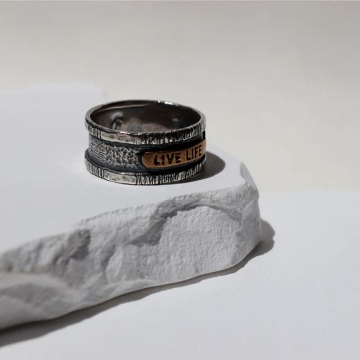 MR026X Anillo Plata de Palo hombre de plata y placa de bronce Live Life