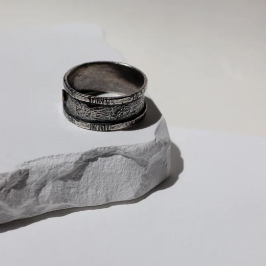 MR026X Anillo Plata de Palo hombre de plata y placa de bronce Live Life