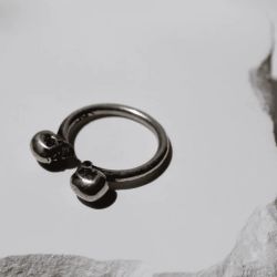 SR027X Anillo unisex Plata de Palo modelo Kizuna con dos calaveras en plata de ley