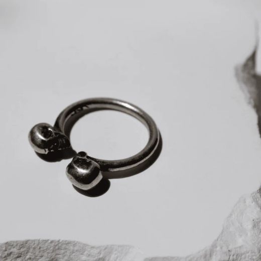 SR027X Anillo unisex Plata de Palo modelo Kizuna con dos calaveras en plata de ley