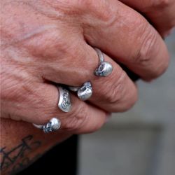 SR027X Anillo unisex Plata de Palo modelo Kizuna con dos calaveras en plata de ley