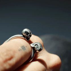 SR027X Anillo unisex Plata de Palo modelo Kizuna con dos calaveras en plata de ley