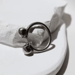 SR027X Anillo unisex Plata de Palo modelo Kizuna con dos calaveras en plata de ley