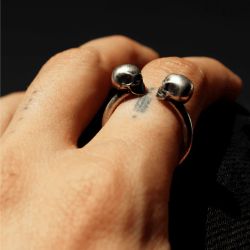 SR027X Anillo unisex Plata de Palo modelo Kizuna con dos calaveras en plata de ley