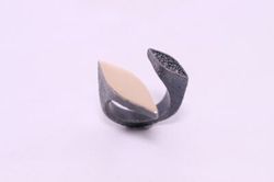 Anillo Madagascar de mujer distinguido con textura rugosa y circonitas negras