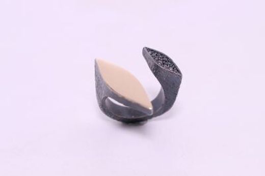 Anillo Madagascar de mujer distinguido con textura rugosa y circonitas negras