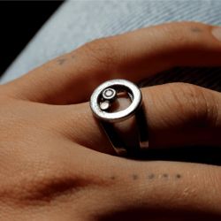 WE265X Anillo PLATA DE PALO colección ENSO de mujer con circunferencia en plata de ley 925 y un punto de bronce y circonita