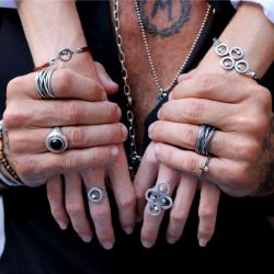 WE265X Anillo PLATA DE PALO colección ENSO de mujer con circunferencia en plata de ley 925 y un punto de bronce y circonita