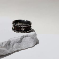 MR025X Anillo Plata de Palo de hombre modelo Hokai de plata y cuero