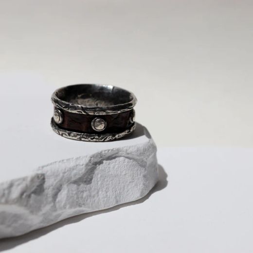 MR025X Anillo Plata de Palo de hombre modelo Hokai de plata y cuero
