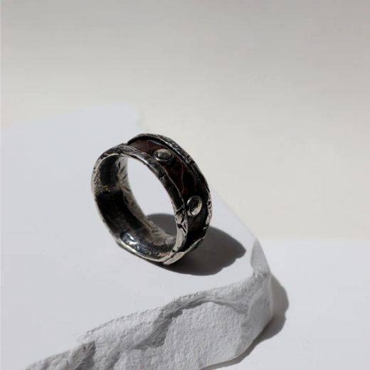 MR025X Anillo Plata de Palo de hombre modelo Hokai de plata y cuero