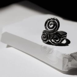 WR150X Anillo Plata de Palo de mujer modelo Kuraiho decorado con tres espirales de plata 925