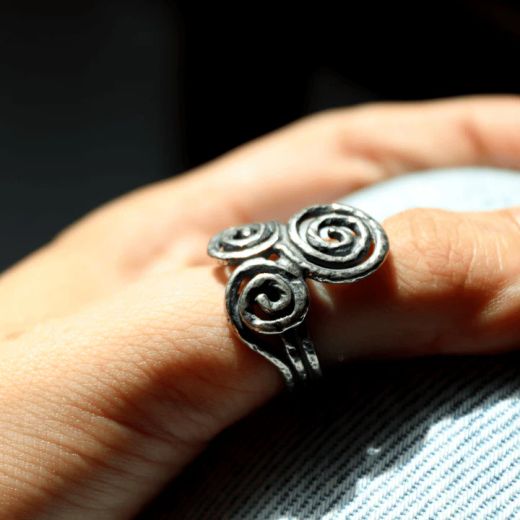 WR150X Anillo Plata de Palo de mujer modelo Kuraiho decorado con tres espirales de plata 925