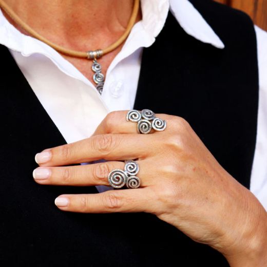 WR150X Anillo Plata de Palo de mujer modelo Kuraiho decorado con tres espirales de plata 925