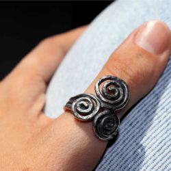 WR150X Anillo Plata de Palo de mujer modelo Kuraiho decorado con tres espirales de plata 925