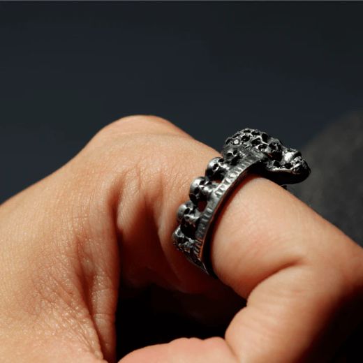 SR029X Anillo Plata de Palo unisex con calaveras de plata y circonitas blancas