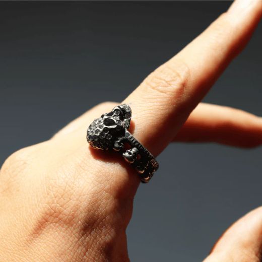 SR029X Anillo Plata de Palo unisex con calaveras de plata y circonitas blancas