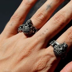 SR029X Anillo Plata de Palo unisex con calaveras de plata y circonitas blancas