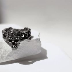 SR029X Anillo Plata de Palo unisex con calaveras de plata y circonitas blancas