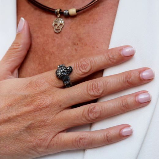 SR028X Anillo PLATA DE PALO unisex modelo Mugen con calaveras de plata y circonitas negras