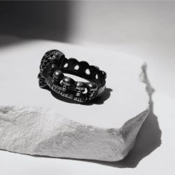 SR028X Anillo PLATA DE PALO unisex modelo Mugen con calaveras de plata y circonitas negras