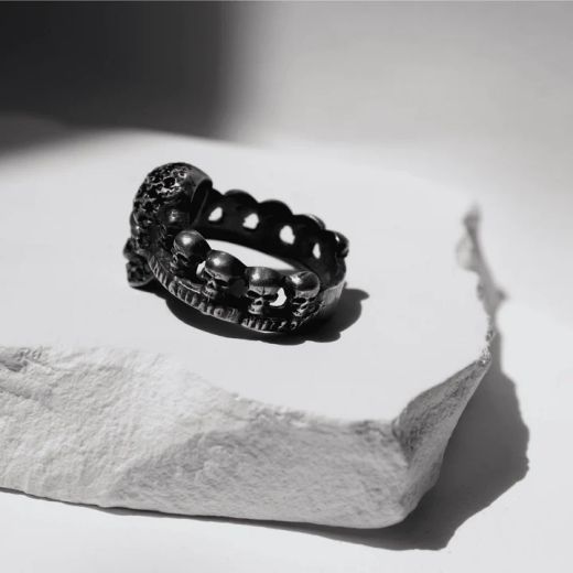 SR028X Anillo PLATA DE PALO unisex modelo Mugen con calaveras de plata y circonitas negras