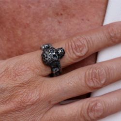 SR028X Anillo PLATA DE PALO unisex modelo Mugen con calaveras de plata y circonitas negras