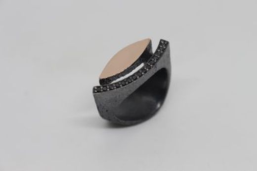 Anillo Cancún mujer en plata y oro con textura grafilada y circonitas negras