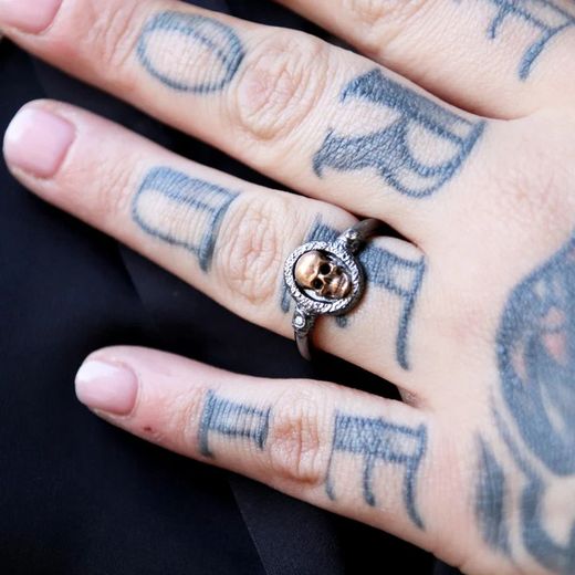 Anillo Skip SR024X PLATA DE PALO Anillo PLATA DE PALO que combina la elegancia de la plata con el misterio de la calavera en bronce